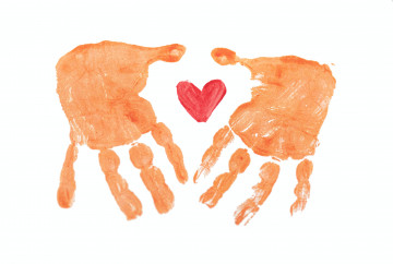 Zwei Hände, die ein Herz umschließen