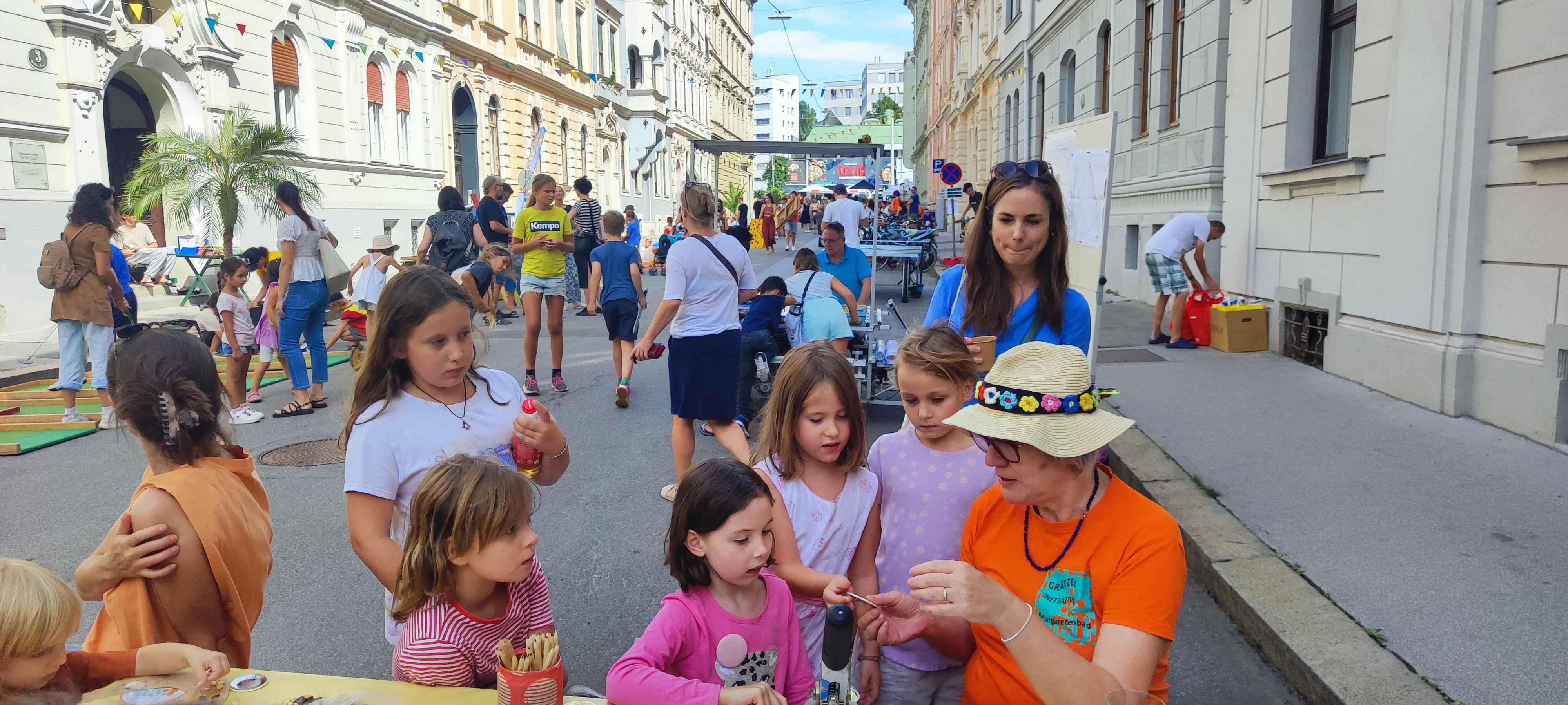 Erwachsene und Kinder beim Grätzelfest