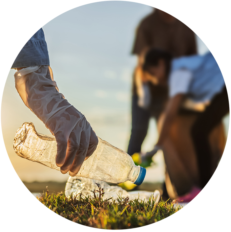 Menschen beim Müllsammeln