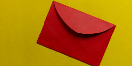 Rotes Kuvert auf gelbem Grund