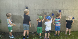 Kinder bemalen eine Wand