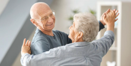 Ein älteres Paar beim Tanzen