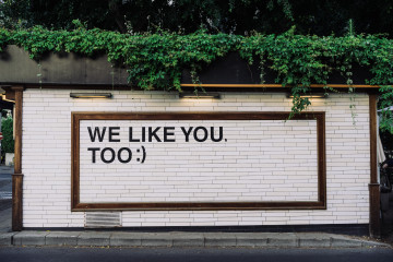 Schriftzug „We like you, too“