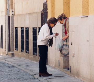 Zwei Frauen mit Einkaufstaschen an der Tür