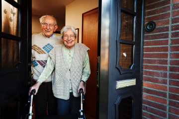 Älteres Paar an der Tür