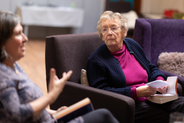 Zwei alte Frauen im Gespräch