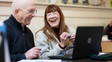 Alter Mann und alte Frau am Computer