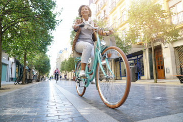 Ältere Frau auf Fahrrad in der Stadt