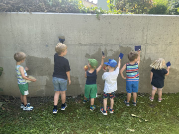 Kinder bemalen eine Wand