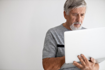 Älterer Mann am Laptop