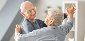 Ein älteres Paar beim Tanzen