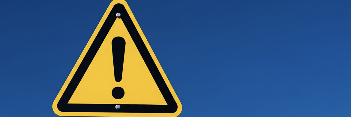 Schilf „Achtung!“ vor blauem Himmel